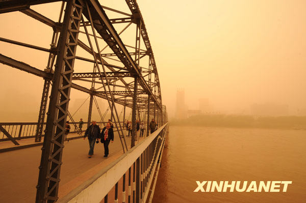 我國多個地區(qū)遭遇大風沙塵天氣[組圖]