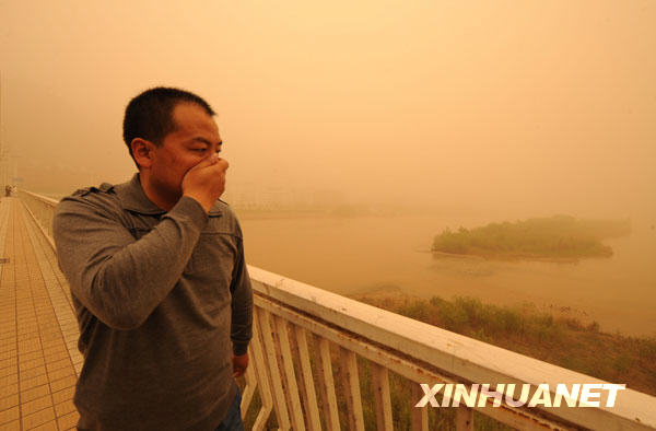 我國多個地區(qū)遭遇大風沙塵天氣[組圖]