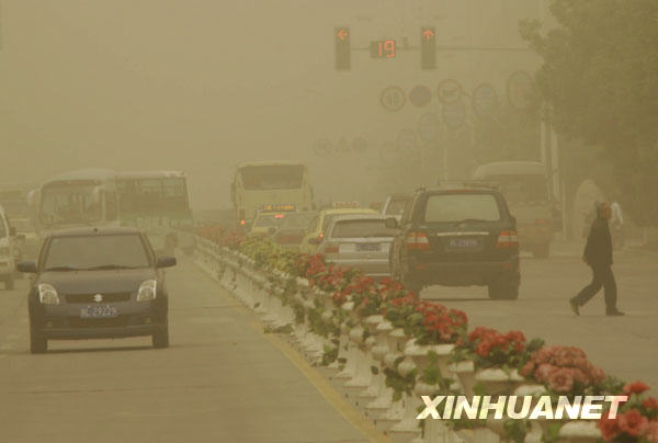 我國多個地區(qū)遭遇大風(fēng)沙塵天氣[組圖]