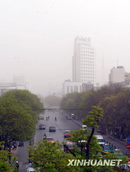 我國多個地區(qū)遭遇大風沙塵天氣[組圖]