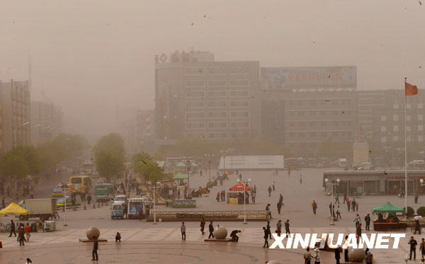 我國多個地區(qū)遭遇大風沙塵天氣[組圖]