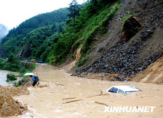 貴州榕江縣降雨引發(fā)泥石流掩埋汽車[組圖]