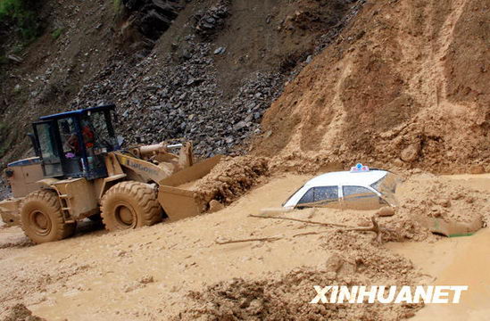 貴州榕江縣降雨引發(fā)泥石流掩埋汽車[組圖]