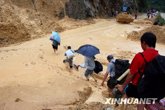 貴州榕江縣降雨引發(fā)泥石流掩埋汽車[組圖]