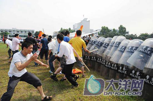 亞運安保大練兵 汽車碾胸特警面不改色(組圖)