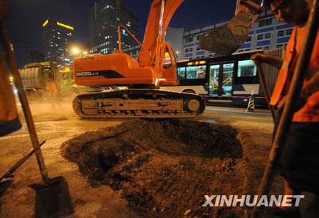 北京朝陽區(qū)一處道路發(fā)生路面塌陷[組圖]