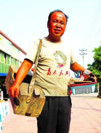 男子欲走遍全國(guó)宣傳雷鋒精神 靠擦鞋維持生計(jì)